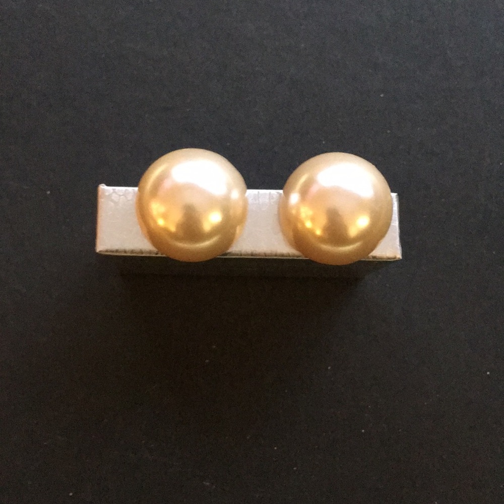 Vintage pearl clip on earrings